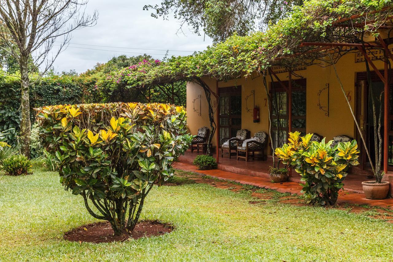 Airport Guesthouse Entebbe Exteriör bild