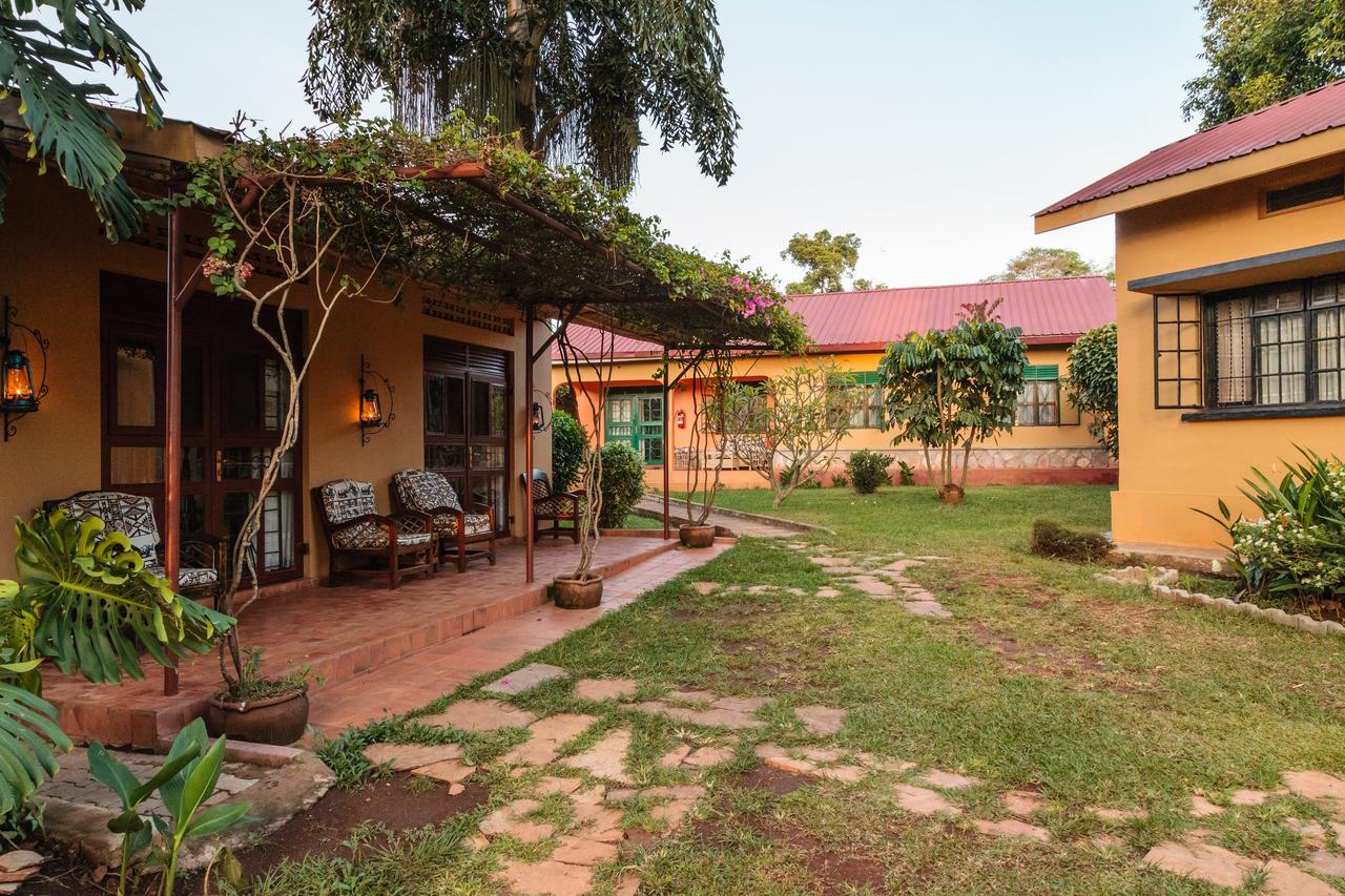 Airport Guesthouse Entebbe Exteriör bild