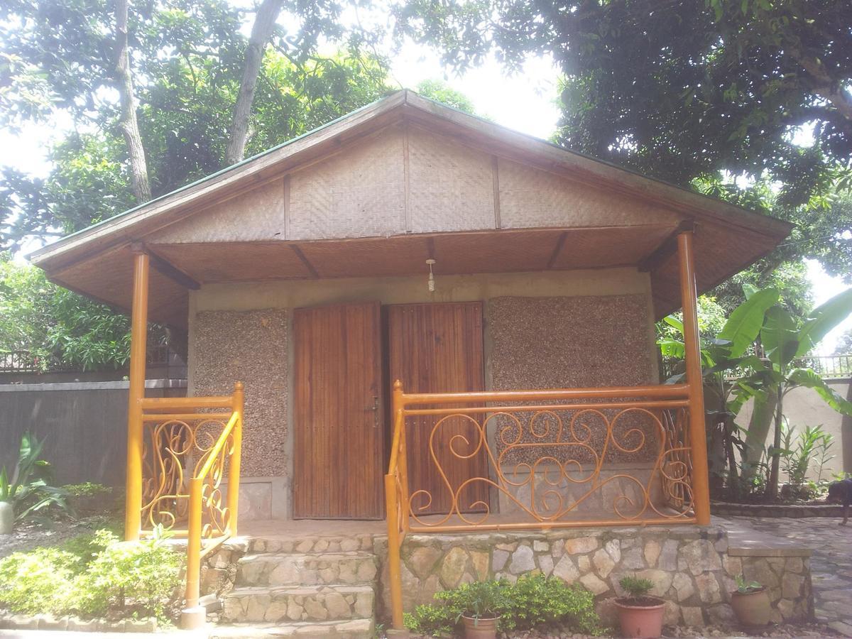 Airport Guesthouse Entebbe Exteriör bild